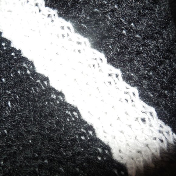 Poncho Pullover NWT Top Plaid black white fringed one size winterwear - Picture 8 of 8